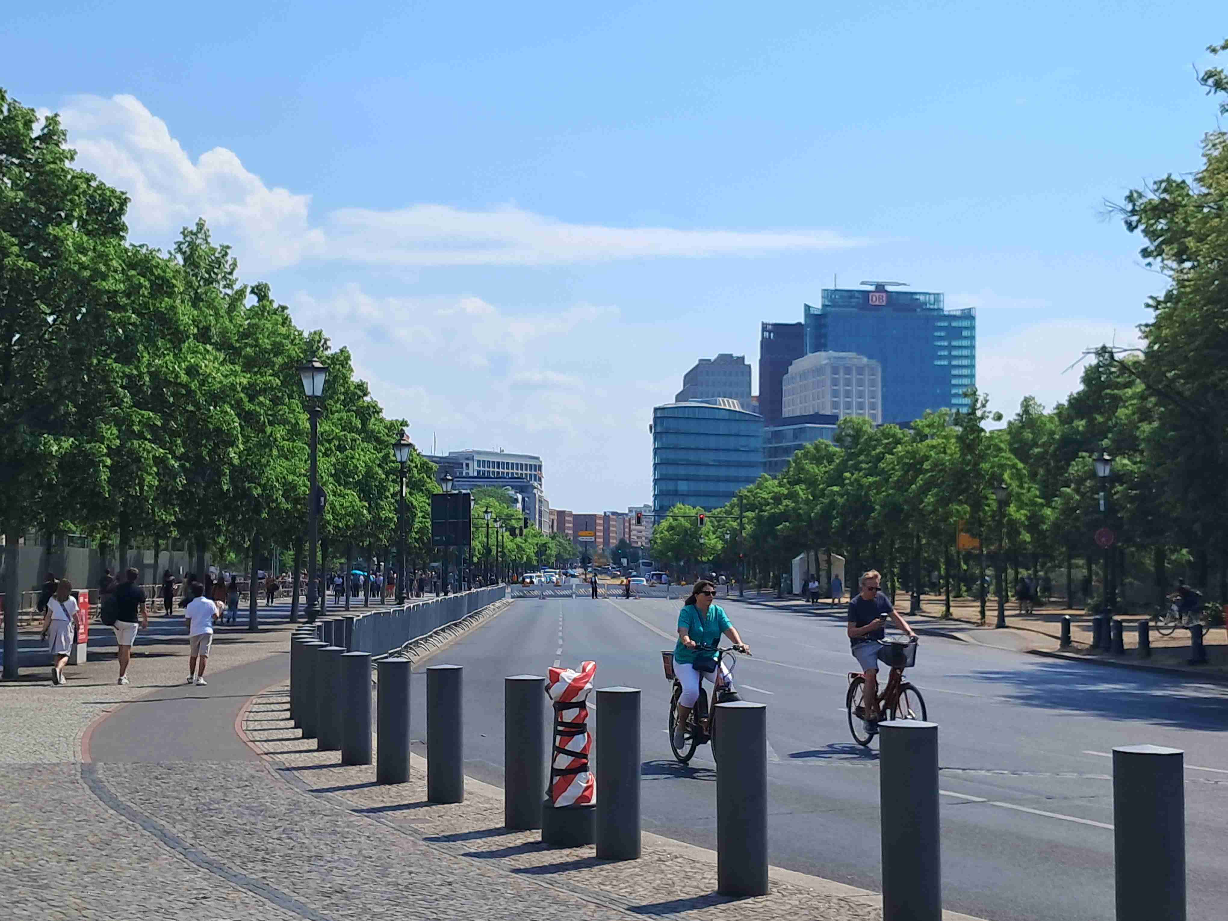 To the Potsdamer Platz from the Brandenburger Tor