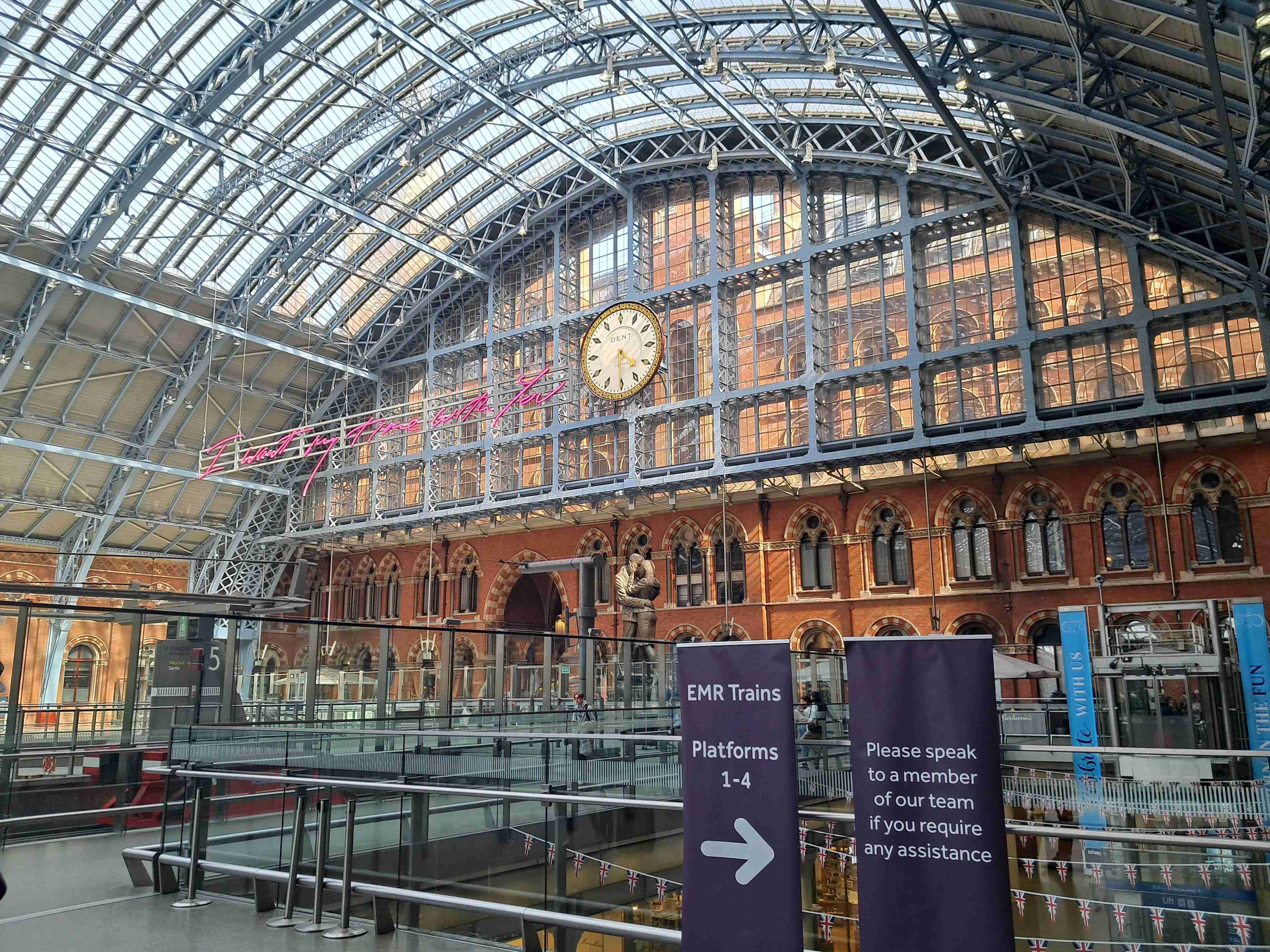 Dent clock displaying time to the St Pancras International passengers.